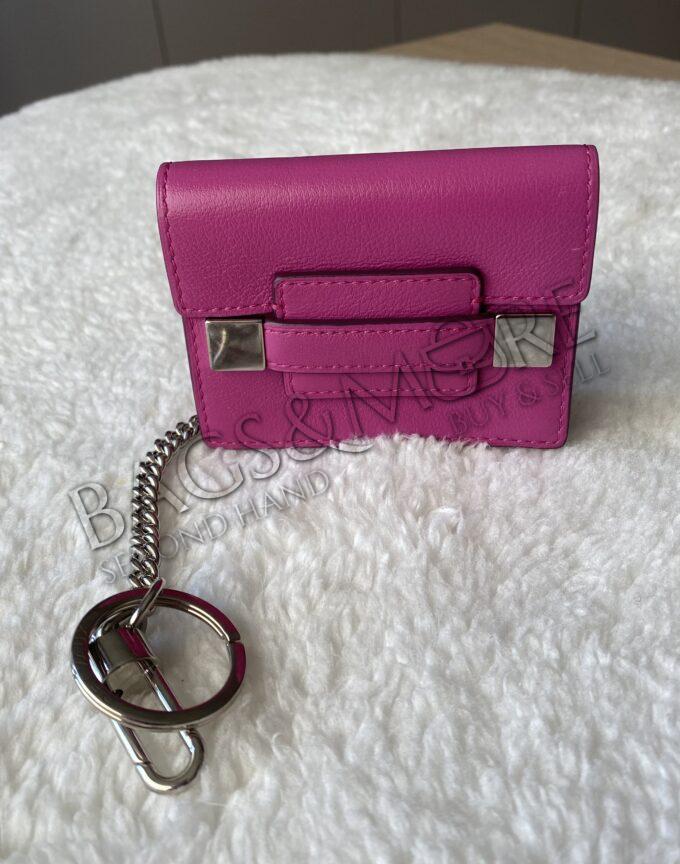 Delvaux Bag Charm kleur roze met zilveren hardware en zilveren ketting