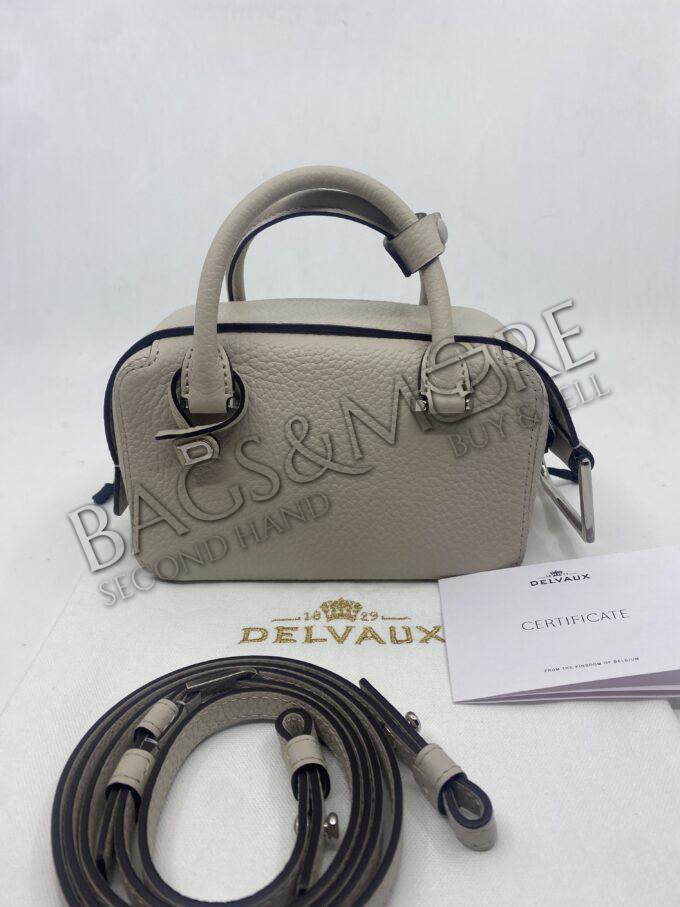 Delvaux Cool Box nano taurillon soft leder kleur sesame met zilverkleurige hardware